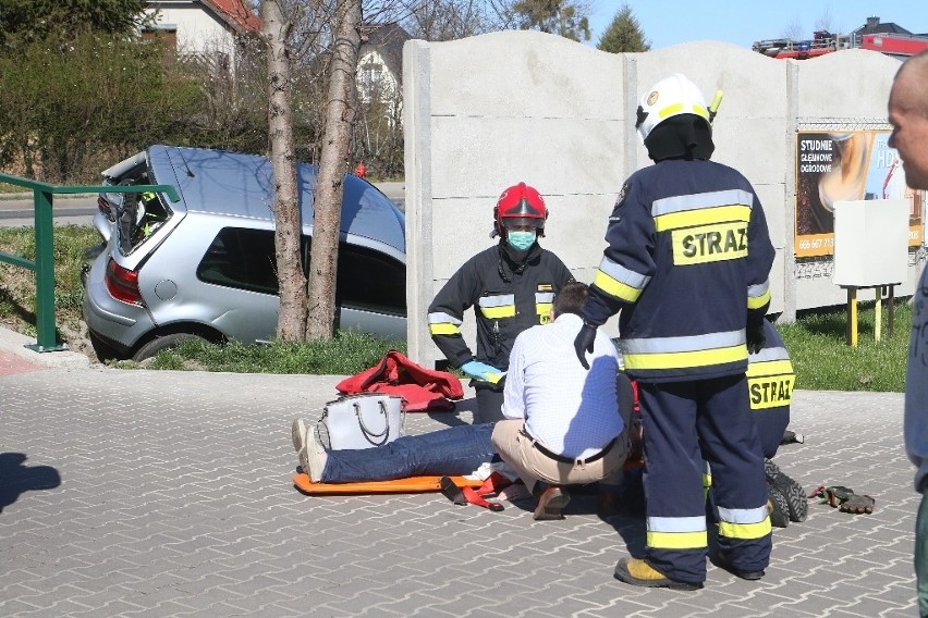 Poważny wypadek pod Wrocławiem. Volkswagen w rowie, jedna osoba ranna (ZDJĘCIA)         