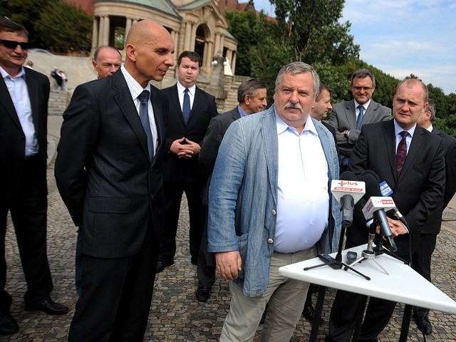 Artur Balazs, w środku, podczas konferencji prasowej, na której poparcia udzielił mu m.in. Piotr Krzystek, prezydent Szczecina