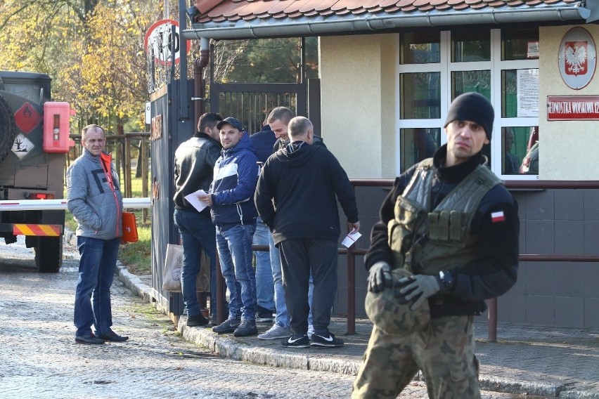 Wrocław: Mobilizacja w wojsku. Przed koszarami tłum wezwanych w środku nocy