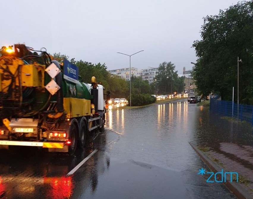 Odpompowywana jest woda i czyszczone są studnie chłonne,...