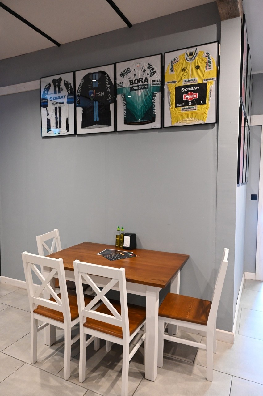 Łukasz Dudała w restauracji "Włoskie smaki" zgromadził koszulki gwiazd kolarstwa i rower Tomasz Brożyny z Tour de France. Zobaczcie zdjęcia 