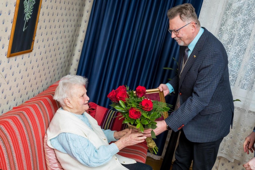 Mając 20 lat, Pani Elżbieta przystąpiła do działalności...