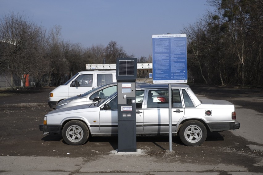 Parking znajdujący się bliżej głównego wejścia na lodowisko...