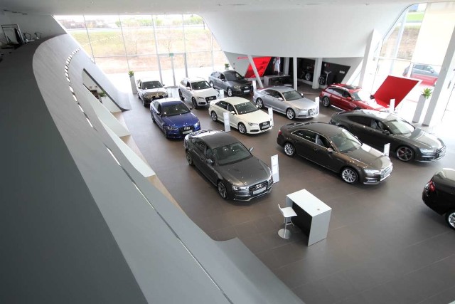 W Poznaniu otwarto największy w Polsce salon marki Audi. Przypomina tor wyścigowy!