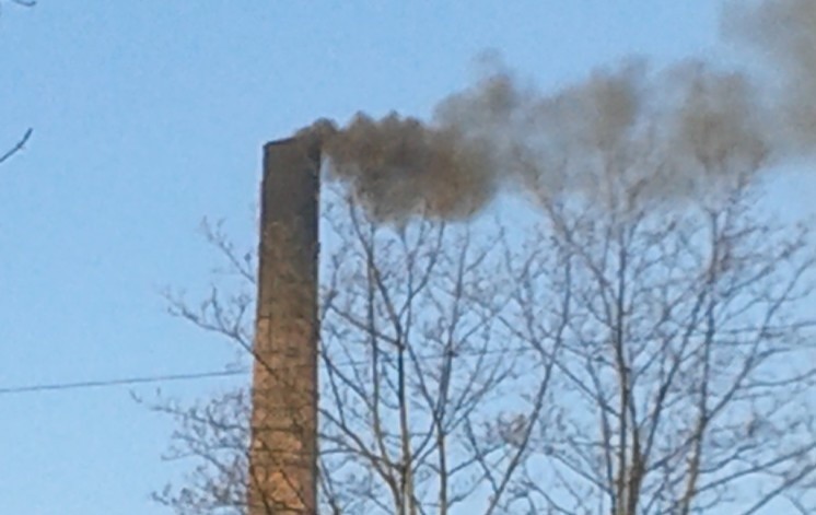 Zdjęcie komina emitującego ciemny dym przysłała nam...