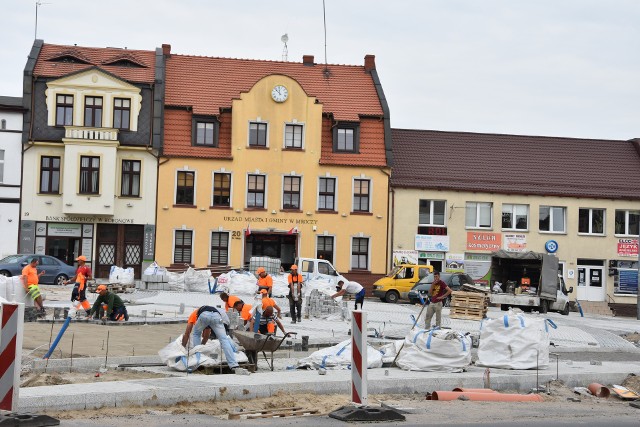 Prace trwają już długo, bo od ubiegłego roku. Najbliższe miesiące - uważa burmistrz Leszek Klesiński - mogą okazać się dla mieszkańców najtrudniejsze.Starość nie radość? "Tańczące Babcie" mają odmienne zdanie: