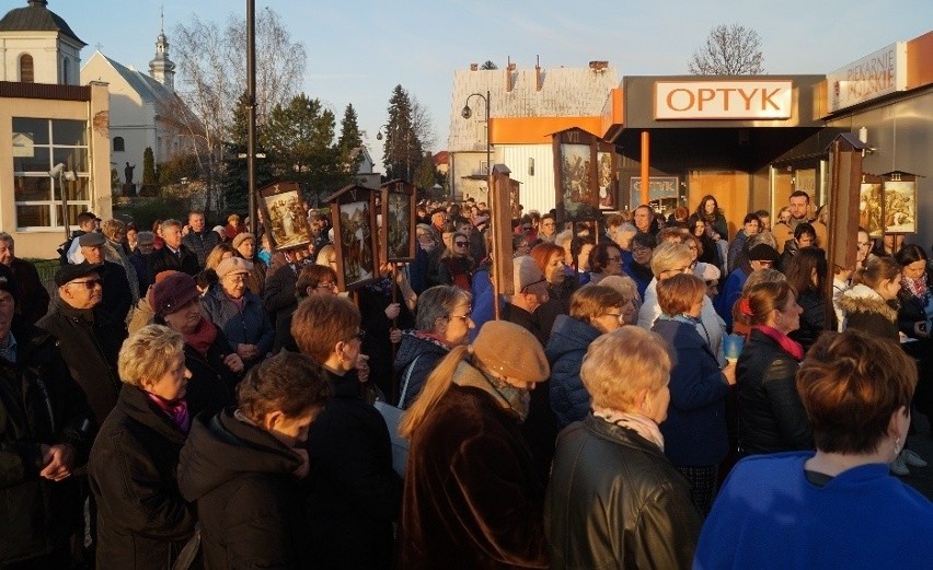 Wierni przeszli drogą krzyżową w Kazimierzy Wielkiej [ZDJĘCIA]