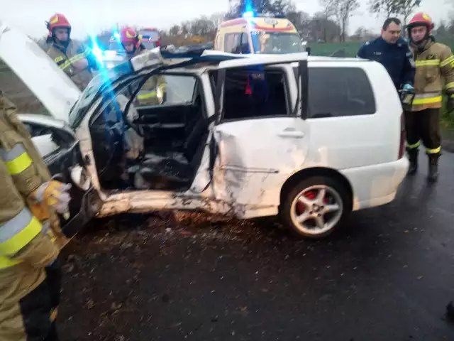 Kierowca, który volkswagenem polo uderzył w drzewo w Stablewicach, trafił do szpitala