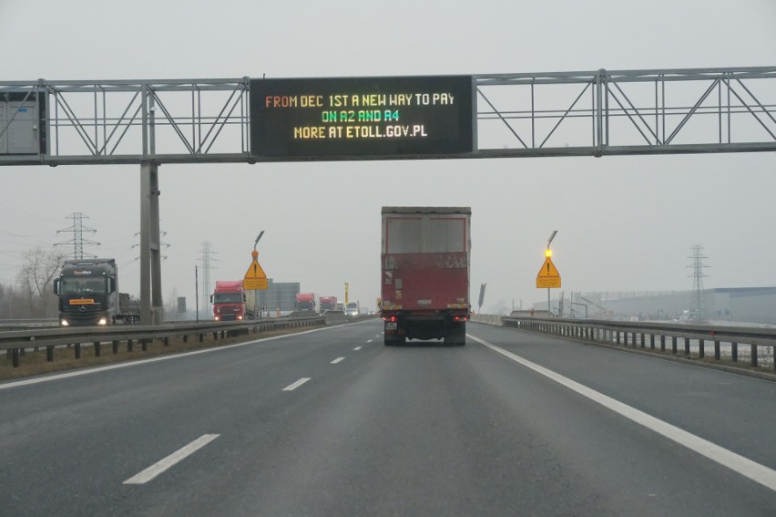 Ruch na wjeździe na płatny odcinek autostrady A4 w Sośnicy...