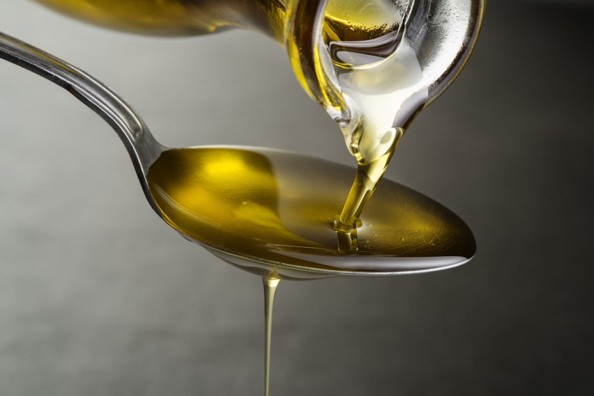 Dawkowanie oleju omega-3 wynosi od jednej do dwóch łyżek...