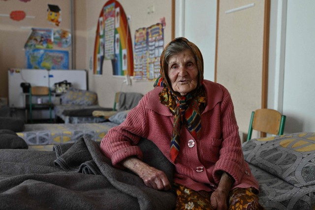 98-letnia Ukrainka pieszo pokonała 10 km, by uciec przed wojną.