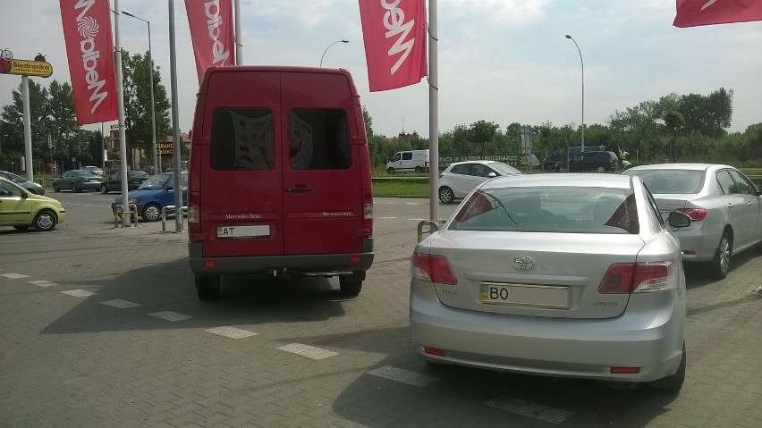 Parking przed Media Markt w Przemyślu.