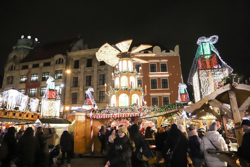 Zwiedzanie jarmarków bożonarodzeniowych w dużych miastach...