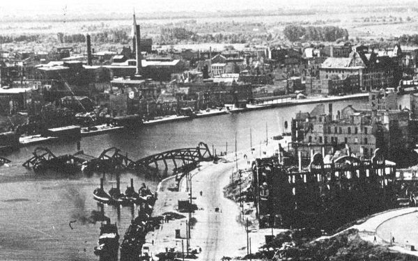 Panorama zniszczonego Szczecina z Wałów Chrobrego, widoczne ruiny Mostu Kłodnego. Skala zniszczeń wojennych sprawiła, ze Szczecin znalazł się wśród 20 najbardziej zrujnowanych miast ówczesnych Niemiec