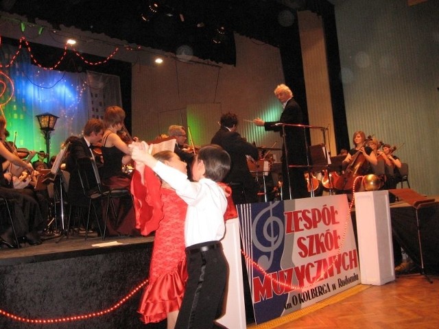 W takt melodii tańczą Małgosia Kozłowska i Bartosz Jastrzębski, uczniowie szkoły muzycznej.
