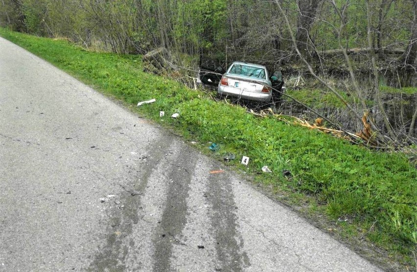 Nietypowy wypadek. Volkswagen zepsuł się na drodze. Audi uderzyło w niego z wielkim impetem i wpadło do rowu