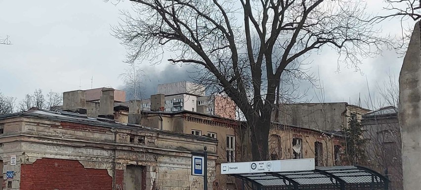 Groźny pożar w centrum Łodzi. Kłęby dymu nad miastem. Trwa...