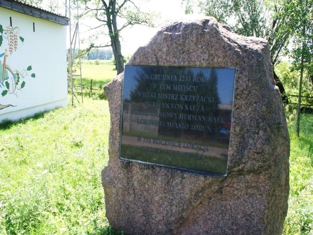 W centrum wsi stoi obelisk upamiętniający krzyżacką lokację Torunia