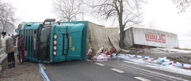 Ciężarówka przewożąca płyny w butelkach wywróciła się w okolicacah Zakrzewa.
