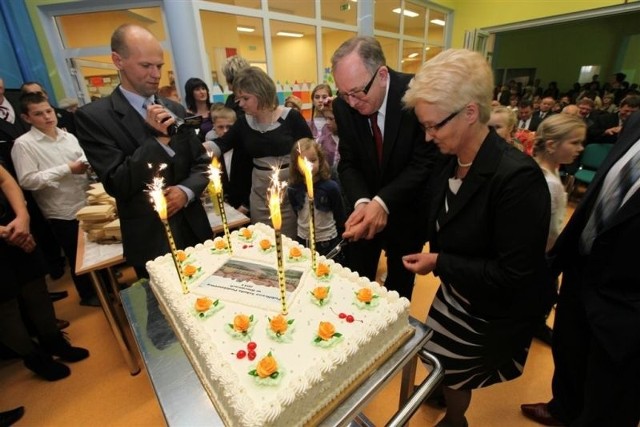 Na uroczystym otwarciu nie mogło zabraknąć tortu. Pierwszy kawałek ukroił Wojciech Walczak wójt gminy Jedlińsk, któremu pomogła Joanna Mazur, dyrektor szkoły.