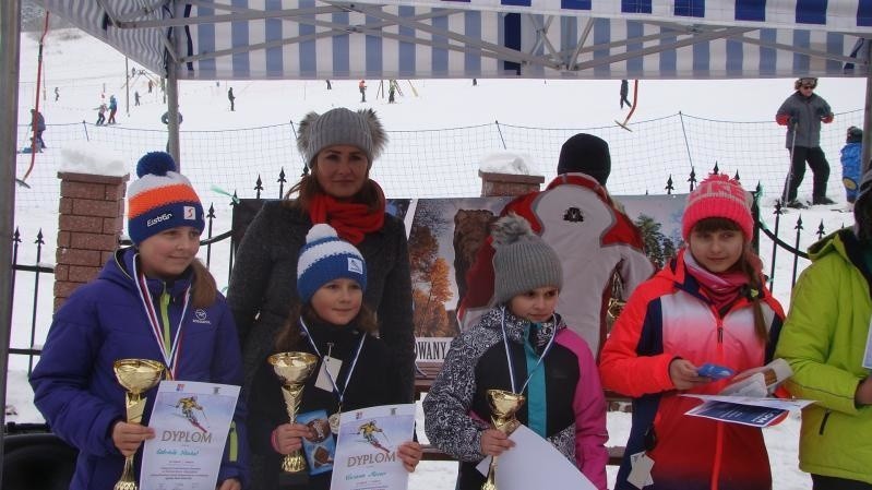 Skawina. Dzieci na narciarskich igrzyskach. Uczniowie walczyli o medale i puchary