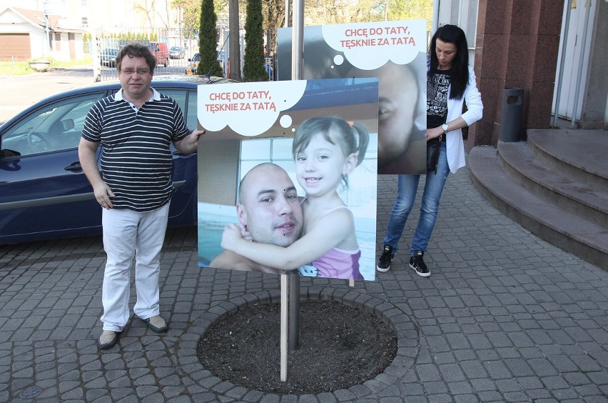 Protest ojca przed łódzkim sądem. Od pół roku nie widział swojej córki [ZDJĘCIA]