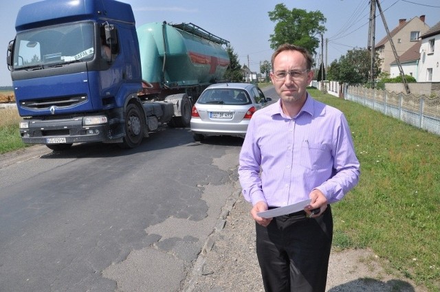 - Ograniczenie prędkości to za mało - mówi Krzysztof Mutz, wójt Tarnowa Opolskiego, który zamierza ściągnąć na miejsce radnych powiatowych, aby przekonać ich do konieczności remontu drogi.