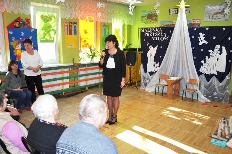 Seniorów powitała dyrektor przedszkola Anna Kaniszewska