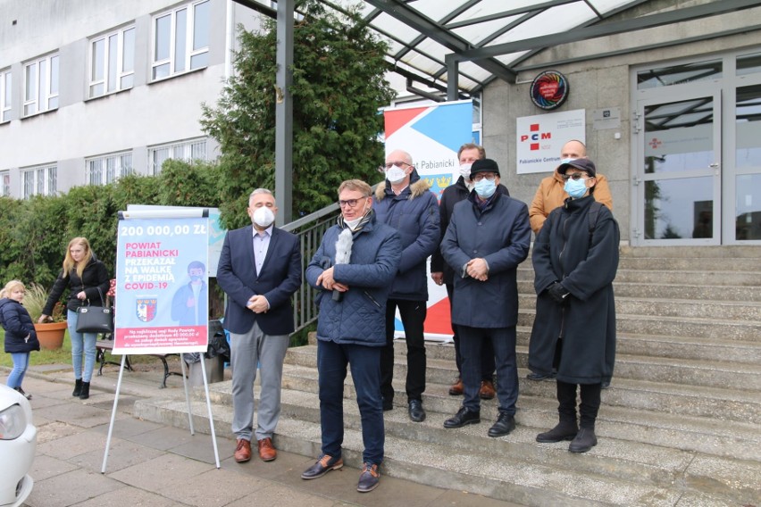 Aparaty do tlenoterapii od powiatu dla szpitala w Pabianicach. Trafią na oddział covidowy. W powiecie pabianickim coraz więcej zakażonych 