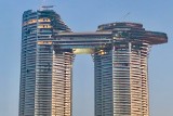 Dubaj dla odważnych. Hotel Sky View oferuje gościom szklaną zjeżdżalnię 220 m nad ziemią