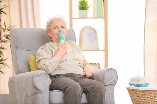 Astma jest uporczywa szczególnie w starszym wieku. Podczas naturalnego procesu starzenia się organizmu dochodzi do osłabienia wydolności i obniżenia pojemności płuc, a towarzysząca temu astma dodatkowo potęguje trudność w oddychaniu.