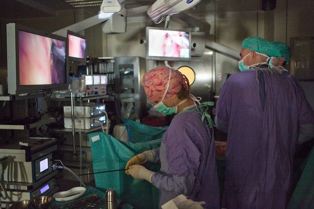Pokazowa operacja usunięcia guza odbytnicy laparoskopem - zdjęcie archiwalne.
