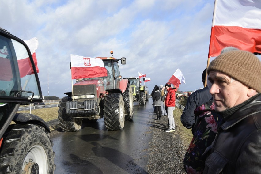 Protest rolników we Włókach w powiecie bydgoskim przy drodze...
