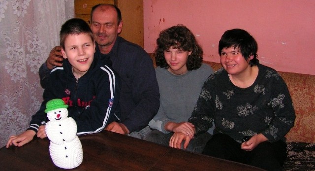 Lesław i Joanna Gerwazikowie chcą spełnić marzeń swych dzieci. Ale nie mają ani pracy, ani pieniędzy.