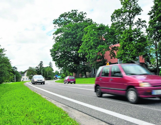 Tam, gdzie powstały lewoskręty, niemal nie ma pobocza dla pieszych i rowerzystów.