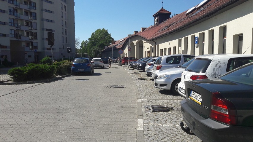 Zaparkować można tylko na wydzielonych miejscach na parkingu...