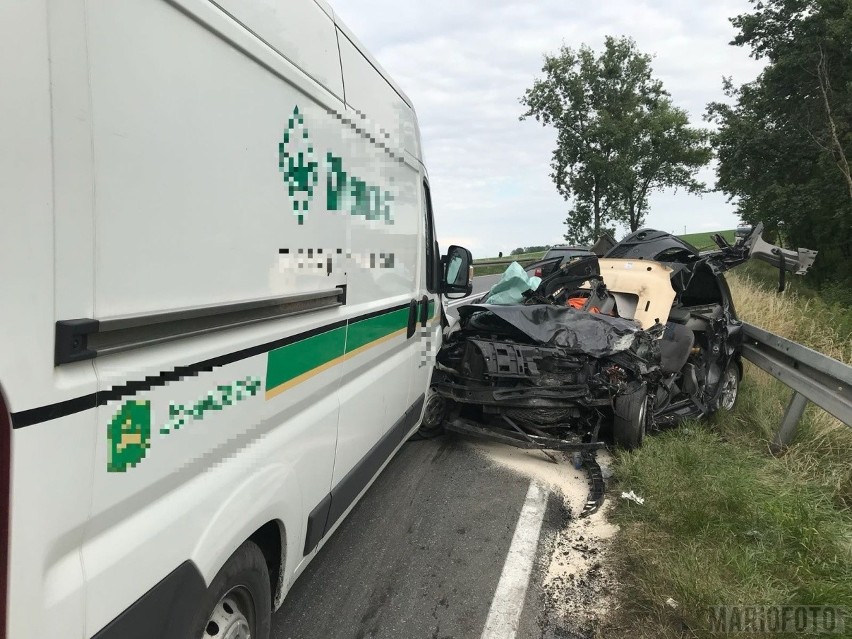 Karambol w Wierzbięcicach pod Nysą. Nie żyje 19-letni kierowca renault 