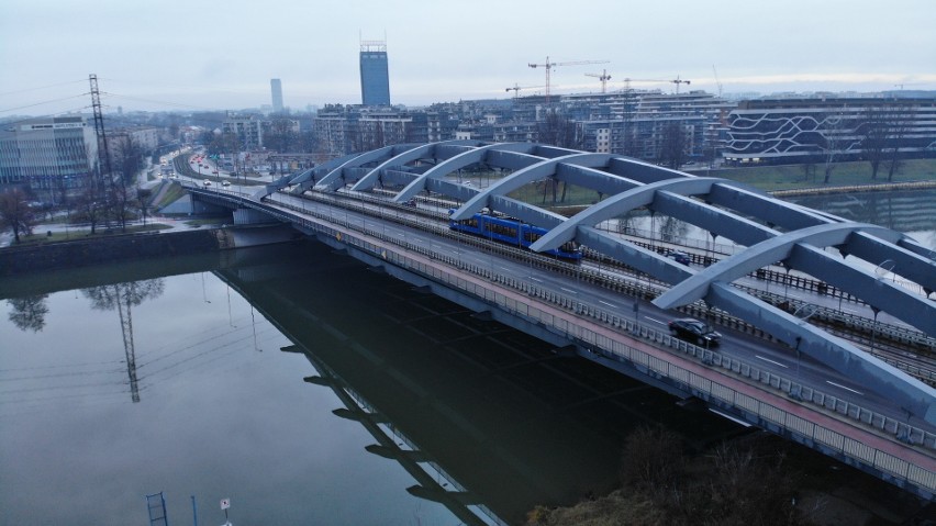 Lot nad Wisłą i wspaniały widok na mosty i przybrzeżny Kraków [ZDJĘCIA]