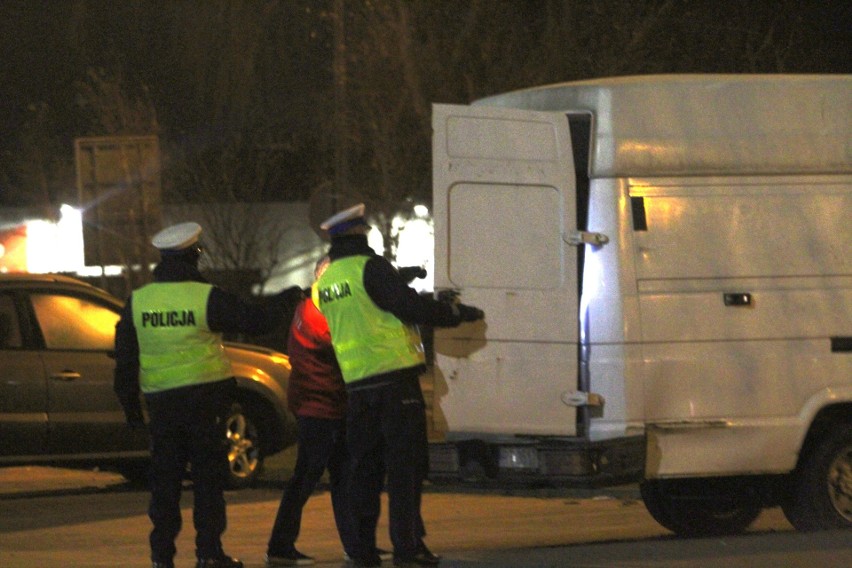 Tarnobrzeg. Zwłoki mężczyzny w samochodzie dostawczym na parkingu Biedronki. Czy to było samobójstwo?