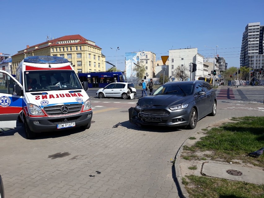 Wypadek na placu Jana Pawła II. Zderzenie dwóch aut (ZDJĘCIA)