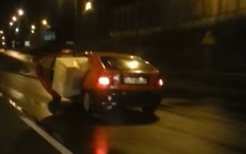 Kierowca renault megane przewozi za duży pakunek