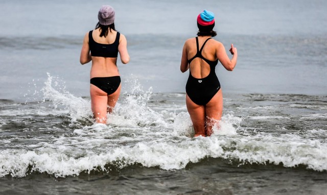 Jastarnia: wejście nr 52 ul. Leśna, wejście nr 49 przy latarni morskiej, wejście nr 46-47 ul. Bałtycka i Plażowa, wejście nr 44 ul. OgrodowaKolejne miejsca z zakazem kąpieli zobaczysz na następnych slajdach - posługuj się klawiszami strzałek, myszką lub gestami