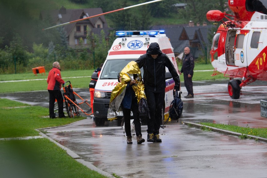 Burza w Tatrach. Piorun uderzył w Giewont. Cztery osoby nie żyją, w tym dzieci. Ponad 150 rannych. Żałoba w Zakopanem 23. 08. 2019