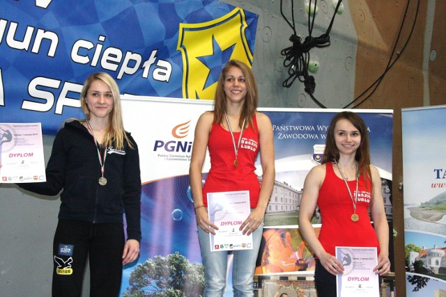 Reprezentantki Pol-Inowex Skarpa Lublin: Aleksandra Rudzińska (w środku) i Monika Prokopiuk na podium podczas mistrzostw Polski w Tarnowie