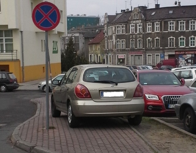 Autorań zaparkował na chodniku przy ZUS-ie przy ul. Chopina w Zielonej Górze.