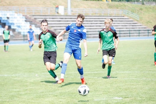 Reprezentacja Świętokrzyskiego ZPN prowadzona przez Michała Sarka na zakończenie fazy grupowej przegrała w Nowinach z Wielkopolskim ZPN 0:2 (0:0).