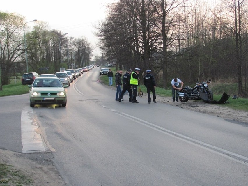 Wypadek samochodu osobowego i motocykla