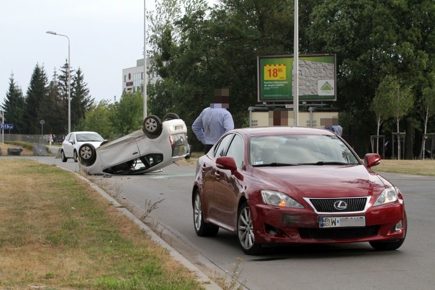 Wypadek na Żmigrodzkiej. Volkswagen dachował po zderzeniu z lexusem (ZDJĘCIA)