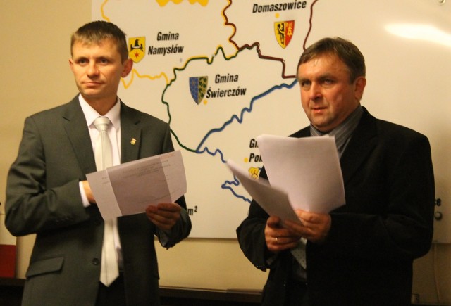 Podczas dzisiejszej sesji rady powiatu starosta Andrzej Michta zaproponował na swojego zastępcę Mariusza Jabłońskiego (na zdjęciu z lewej). Kandydat uzyskał 8 głosów - o jeden za mało, by zostać wicestarostą.