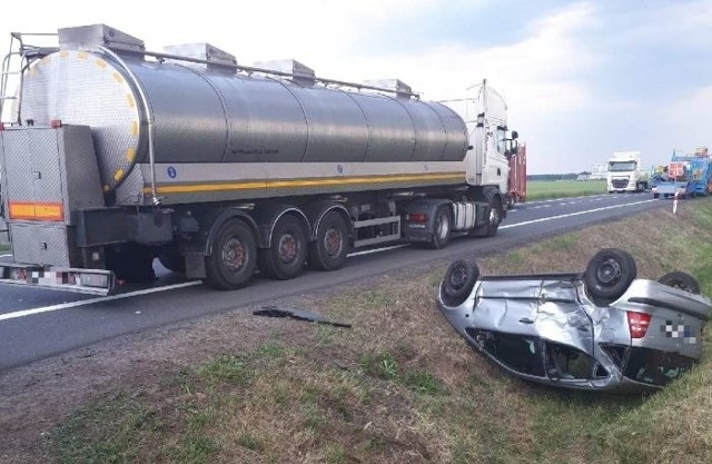 19-letni kierowca mercedesa i pasażerka tego auta zostali ranni w wypadku, do którego doszło we wtorek po południu na skrzyżowaniu ulicy Kujakowickiej w Ligocie Zameckiej z krajową 11. Oboje zostali przewiezieni do szpitala. Kierujący mercedesem - jak wstępnie ustaliła policja - wjechał pod nadjeżdżającą ciężarówkę scania, którą prowadził 24-latek. Doszło do zderzenia pojazdów, w wynika czego mercedes dachował w rowie.